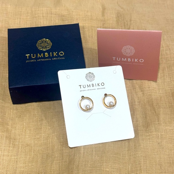 TUMBIKO NWT Gold Circle Ring Faux Pearl Earrings - Picture 5 of 8